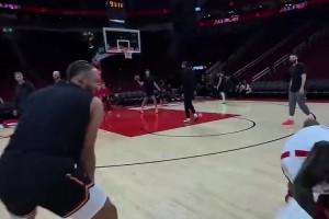 狄龙重回火箭主场，上来就和火箭熊干了一架！